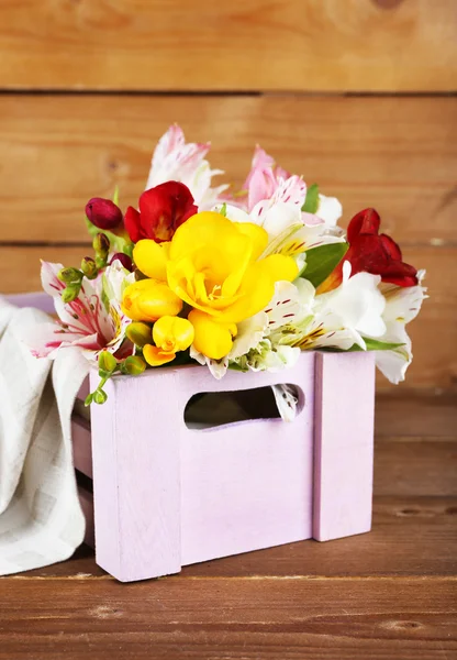 Schöne Frühlingsblumen auf hölzernem Hintergrund — Stockfoto