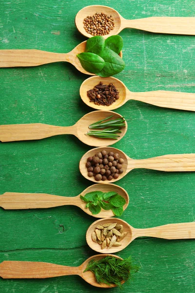 Cucchiai di legno con erbe fresche — Foto Stock