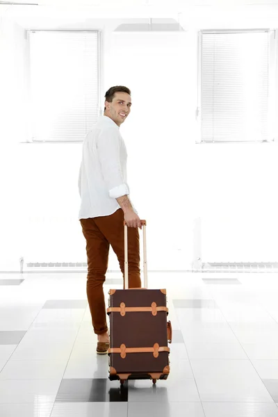 Uomo che tiene la valigia in aeroporto — Foto Stock