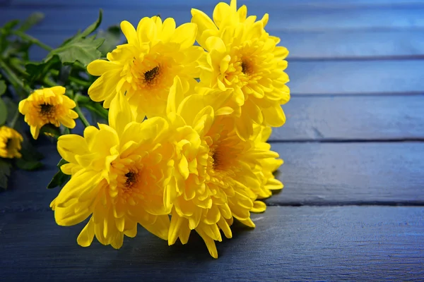 Beautiful bouquet of yellow chrysanthemum on wooden background — Stock Photo, Image