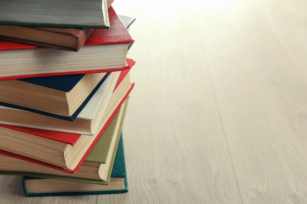 Pile de livres sur fond en bois — Photo