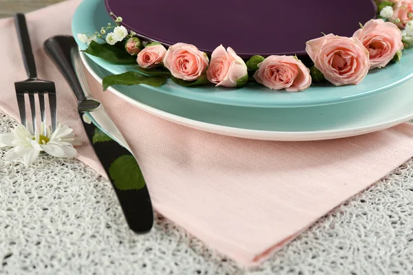 Tableware with flowers on table close up — Stock Photo, Image