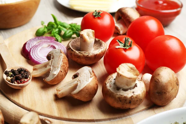 Ingrediënten voor het koken van pizza — Stockfoto