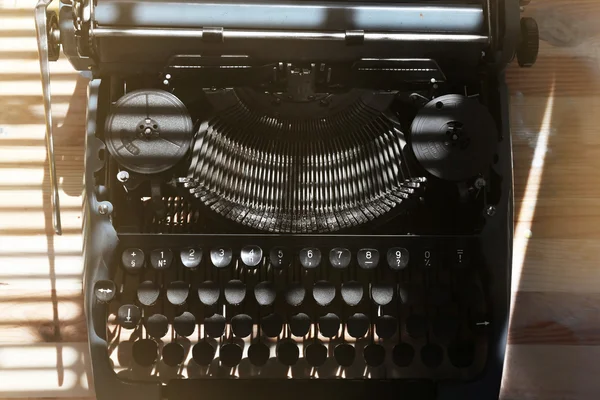 Old typewriter on wooden table, top view — Stock Photo, Image