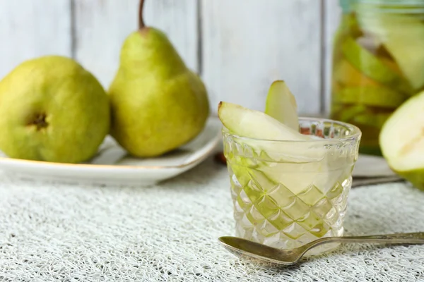 Pear juice with fresh fruits — Stock Photo, Image
