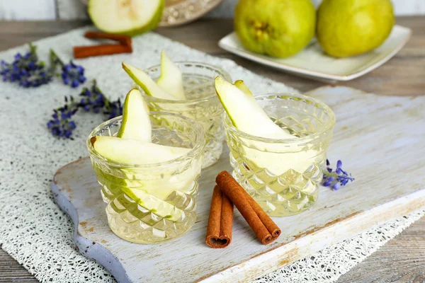 Pear juice with fresh fruits — Stock Photo, Image