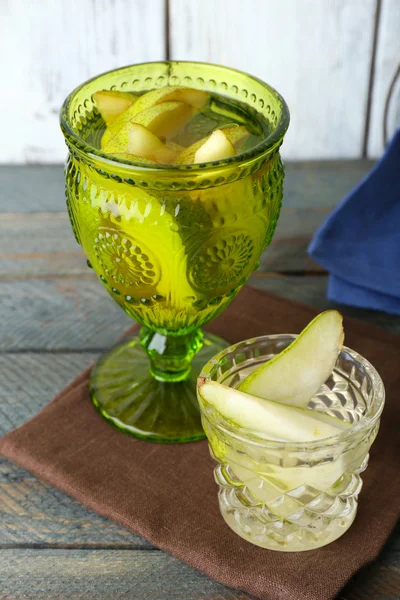 Pear juice with fresh fruits — Stock Photo, Image