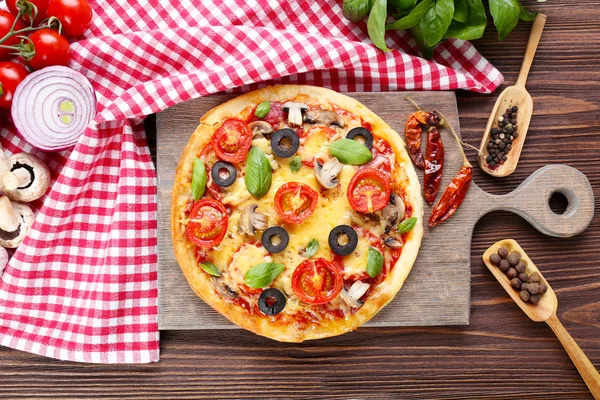 Smakelijke pizza met groenten — Stockfoto