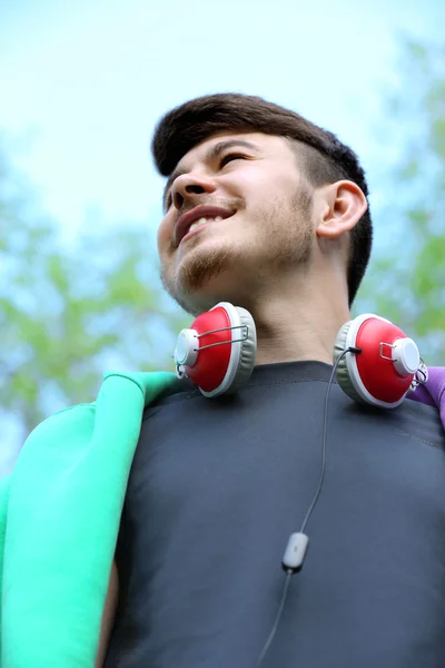 Hombre con auriculares al aire libre —  Fotos de Stock