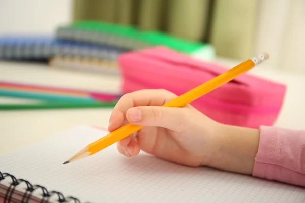 Crianças mãos desenhando em caderno — Fotografia de Stock