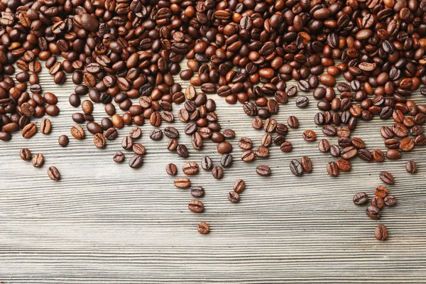 Chicchi di caffè su sfondo di legno — Foto Stock