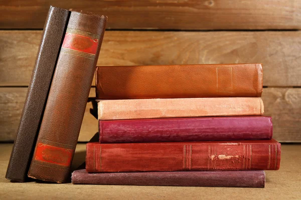 Livros antigos na prateleira — Fotografia de Stock