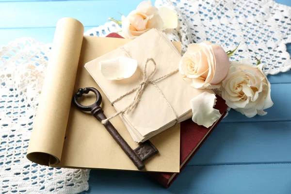 Ολόφρεσκα τριαντάφυλλα με παλιό βιβλίο και γράμματα σε χρώμα ξύλινο τραπέζι φόντο. vintage έννοια — Φωτογραφία Αρχείου