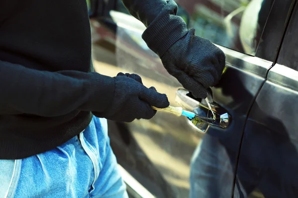 Man inbrottstjuv att stjäla bilen — Stockfoto