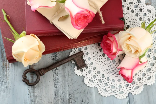Świeżych róż ze starej książki — Zdjęcie stockowe