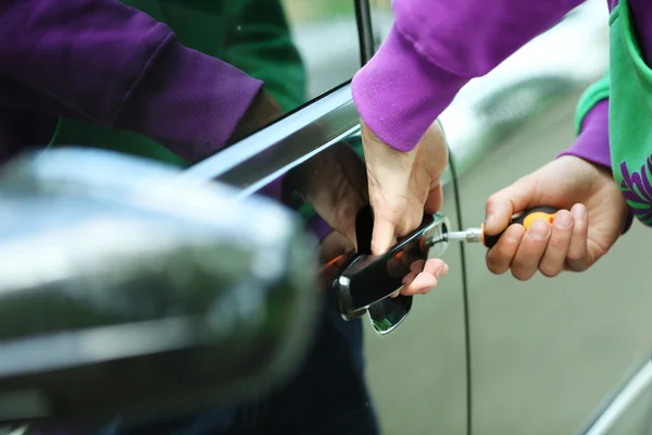 Man inbreker steelt auto — Stockfoto