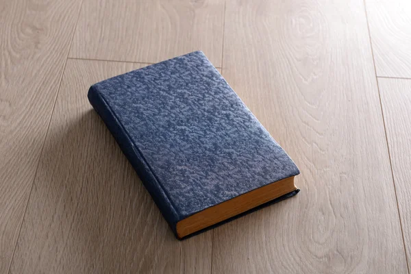 Altes Buch auf Holzgrund — Stockfoto