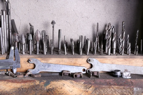 Diferentes herramientas en el lugar de trabajo en garaje —  Fotos de Stock