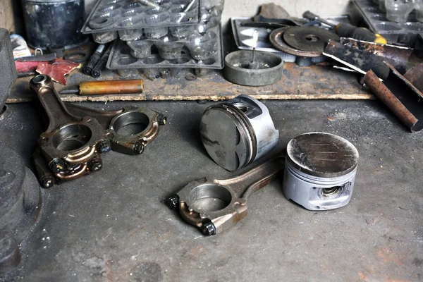 Různé nástroje na pracovišti v garáži — Stock fotografie