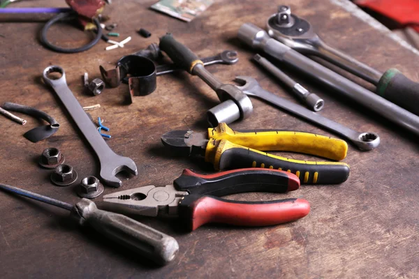 Verschiedene Werkzeuge am Arbeitsplatz in der Garage — Stockfoto