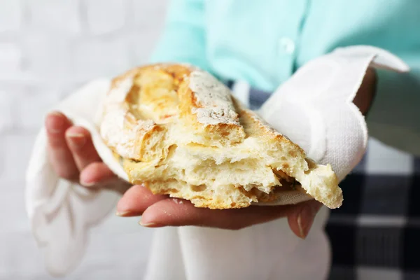 Mulher segurando saboroso pão fresco, close-up — Fotografia de Stock