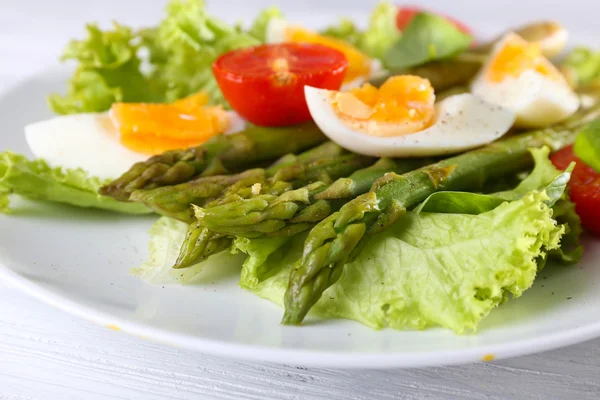 茹でたアスパラガス、卵、クローズ アップの栄養サラダのプレート — ストック写真
