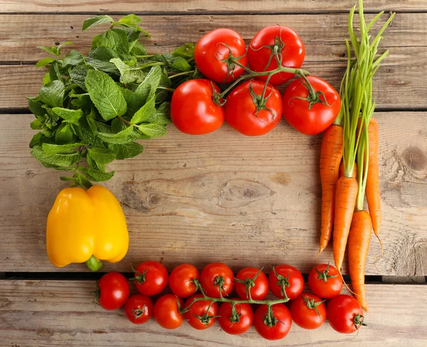 Verduras frescas en mesa de madera, vista superior — Foto de Stock