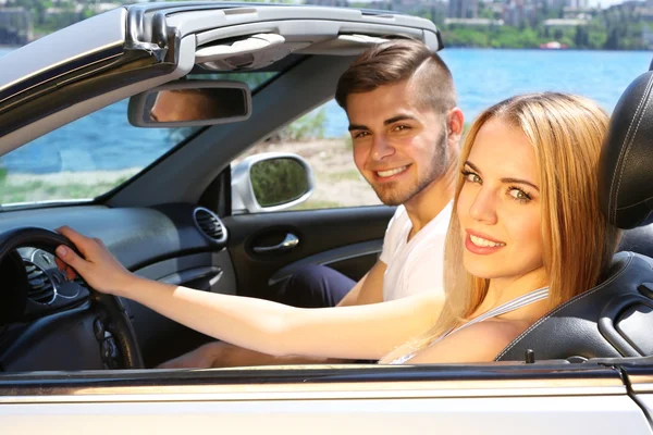 Jeune couple en cabriolet, à l'extérieur — Photo