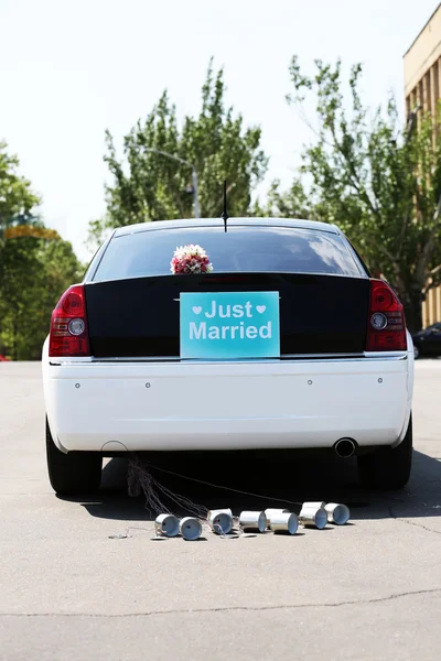 Sadece evli işareti ve kutular ile düğün araba — Stok fotoğraf