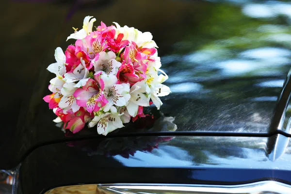 Hermosas flores en el coche de boda — Foto de Stock