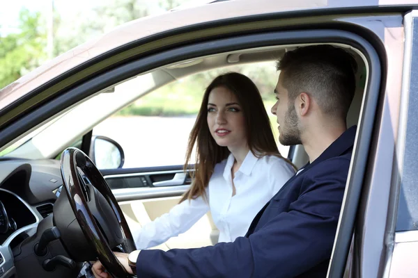 Jeune couple en cabriolet — Photo