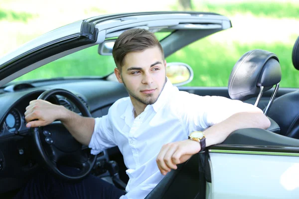 Vrij jonge man in cabriolet, buitenshuis — Stockfoto