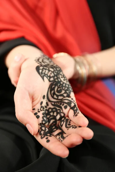 Imagem de henna na mão feminina, close-up — Fotografia de Stock