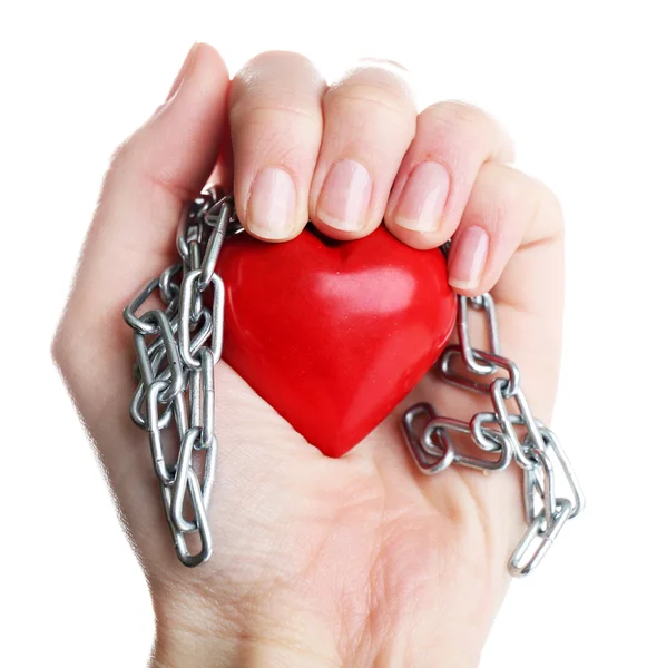 Coeur avec chaîne en métal à la main féminine, isolé sur blanc — Photo