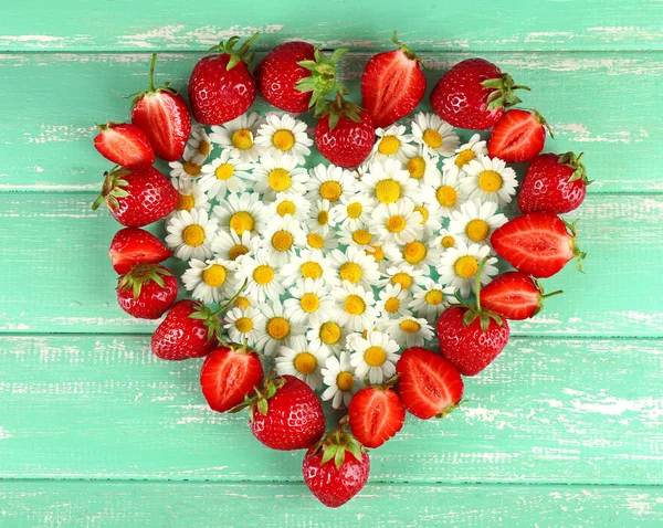 草莓的洋甘菊在心的形状 — 图库照片