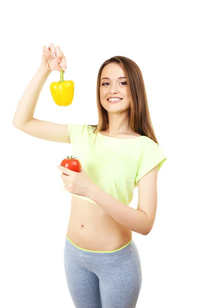 Jeune femme en bonne santé avec poivre et tomate isolé sur blanc — Photo