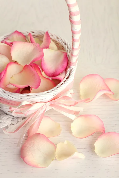 Hochzeitskorb mit Rosenblättern — Stockfoto