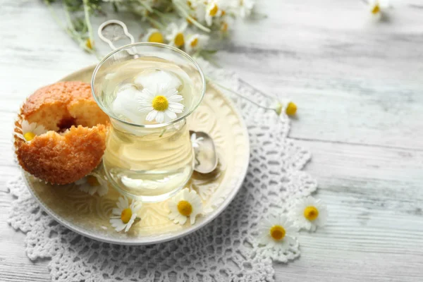 Tè con fiori di camomilla e gustoso muffin — Foto Stock