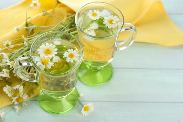 Kamillentee mit Kamillenblüten — Stockfoto