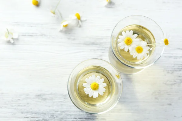 Glasses of chamomile tea with chamomile flowers — Stock Photo, Image