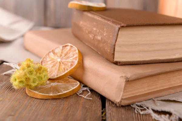 Livros antigos com flores secas e limão — Fotografia de Stock