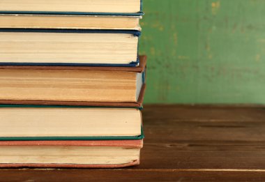 Ahşap zemin üzerine kitap yığını