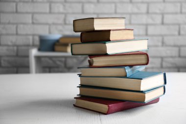 Işık yüzey üzerinde kitap yığını
