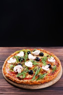 Sebze ve roka siyah arka plan üzerine lezzetli pizza