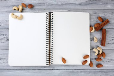 ahşap arka plan üzerine açık tarif kitabı