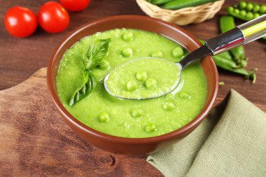 Lezzetli bezelye çorbası ve kiraz domates tablo üzerinde kapat