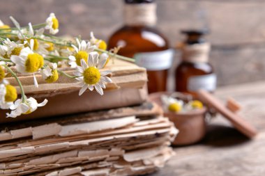 Kuru çiçek ve şişe ile eski kitaplar