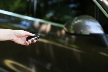 Uzaktan kumanda üzerindeki el presleri