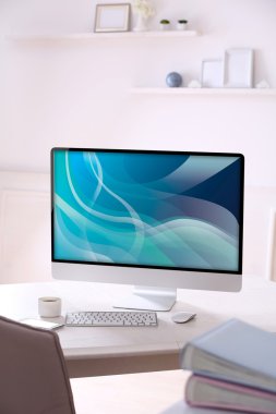 Çalışma alanı ile oda içinde bilgisayar