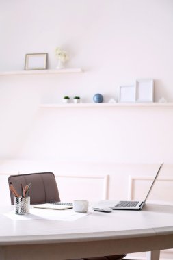 Çalışma alanı ile oda içinde laptop